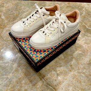 Kurt Geiger platform sneaker
Great condition leather and suede